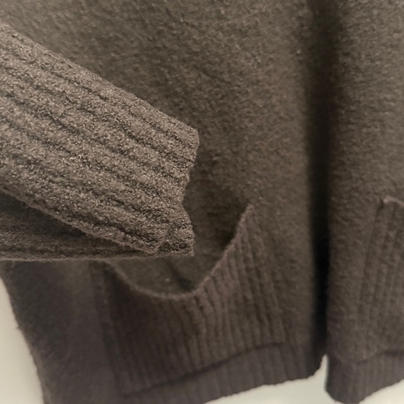 Tristan & Iseut Woolblend Vneck sweater - Picture 5 of 6